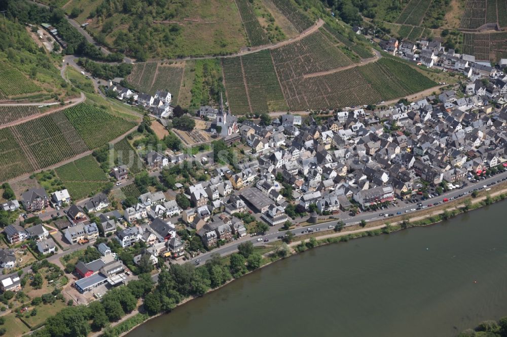Ediger-Eller aus der Vogelperspektive: Dorfkern an den Fluss- Uferbereichen der Mosel in Ediger-Eller im Bundesland Rheinland-Pfalz, Deutschland