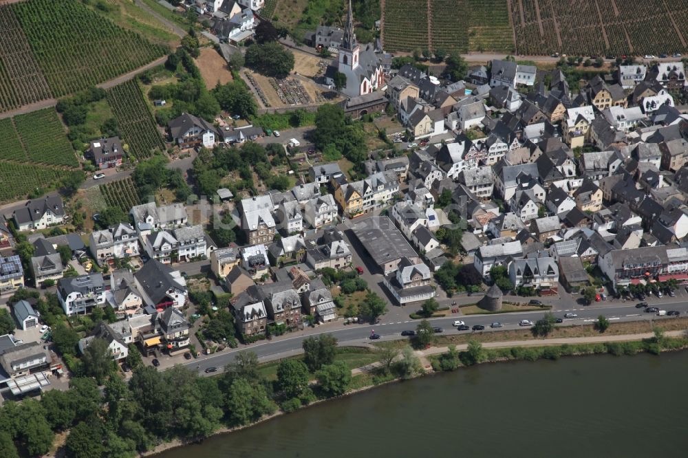 Luftbild Ediger-Eller - Dorfkern an den Fluss- Uferbereichen der Mosel in Ediger-Eller im Bundesland Rheinland-Pfalz, Deutschland