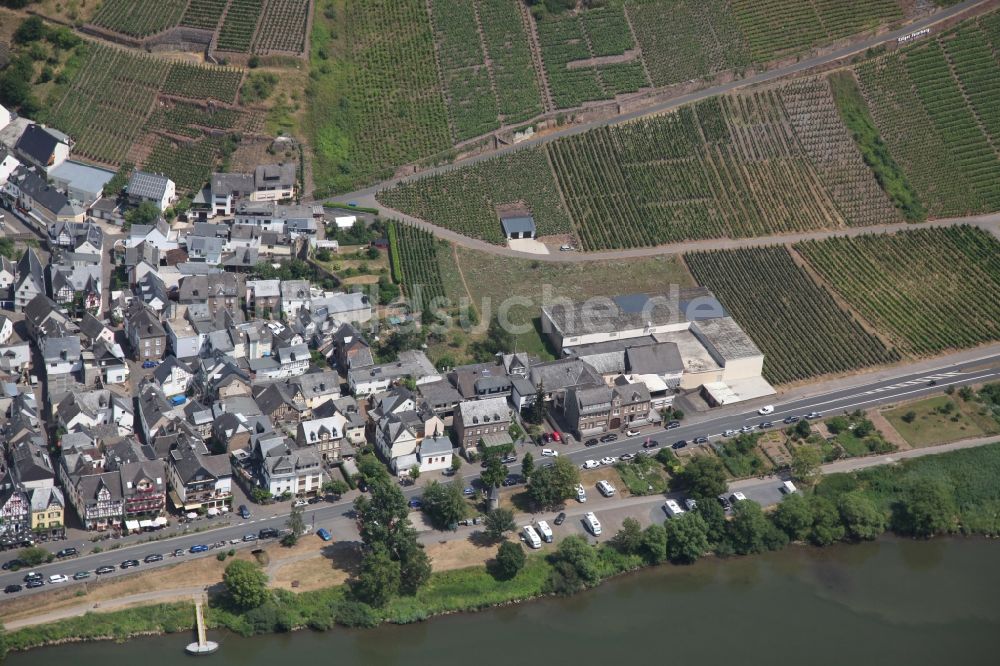 Luftaufnahme Ediger-Eller - Dorfkern an den Fluss- Uferbereichen der Mosel in Ediger-Eller im Bundesland Rheinland-Pfalz, Deutschland