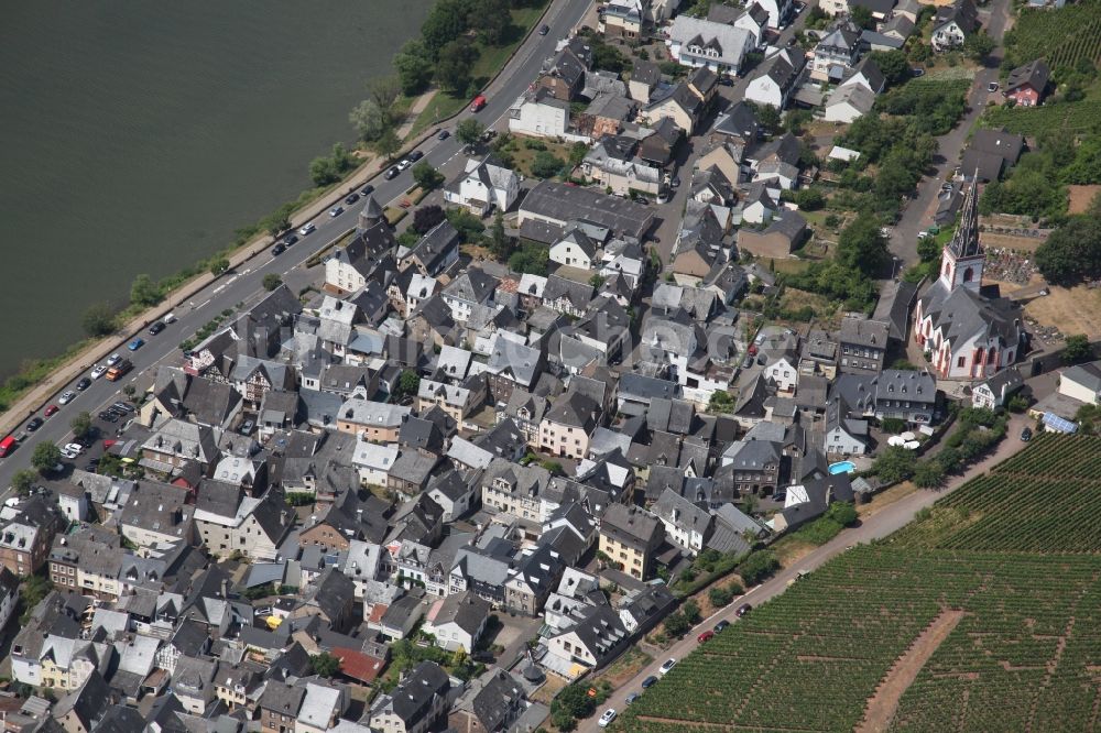 Ediger-Eller aus der Vogelperspektive: Dorfkern an den Fluss- Uferbereichen der Mosel in Ediger-Eller im Bundesland Rheinland-Pfalz, Deutschland