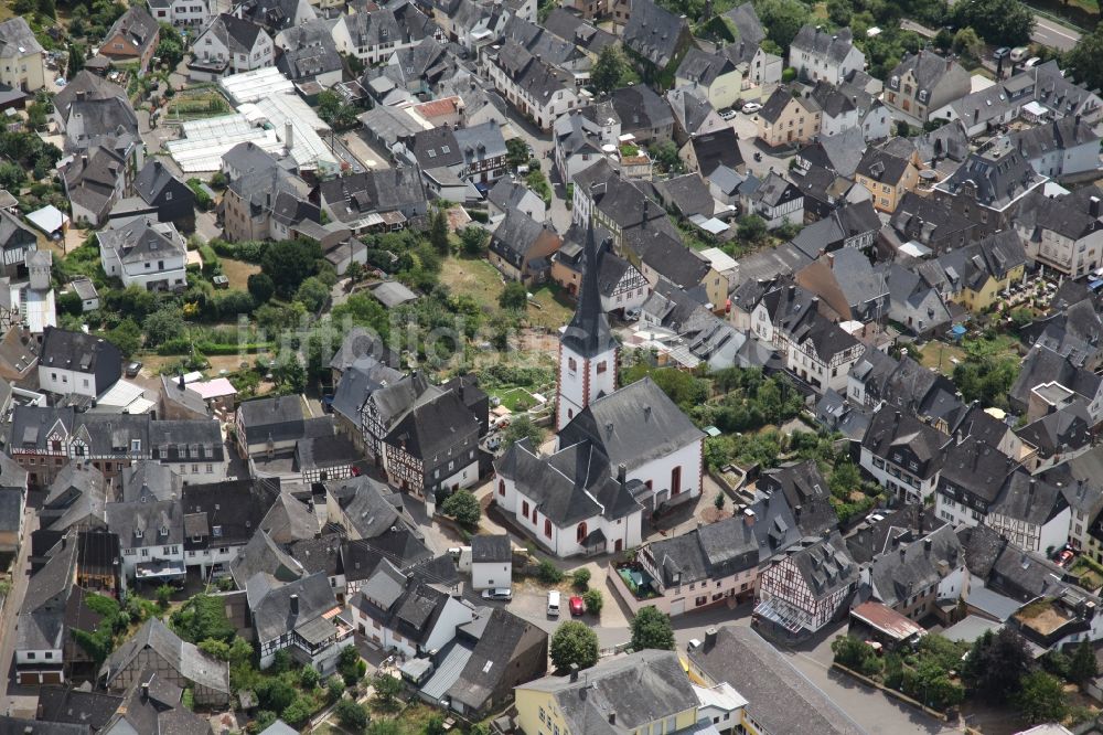 Enkirch aus der Vogelperspektive: Dorfkern an den Fluss- Uferbereichen der Mosel in Enkirch im Bundesland Rheinland-Pfalz, Deutschland