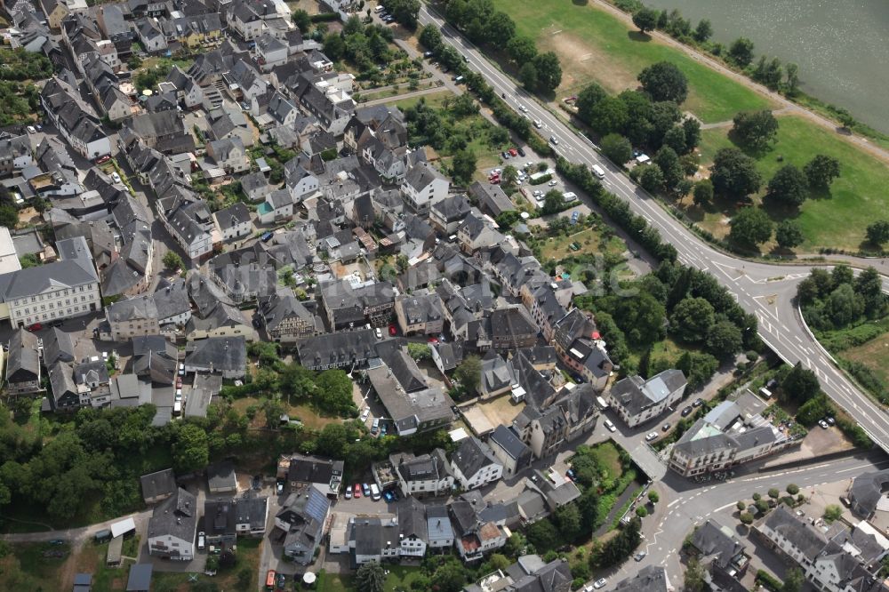 Luftbild Enkirch - Dorfkern an den Fluss- Uferbereichen der Mosel in Enkirch im Bundesland Rheinland-Pfalz, Deutschland