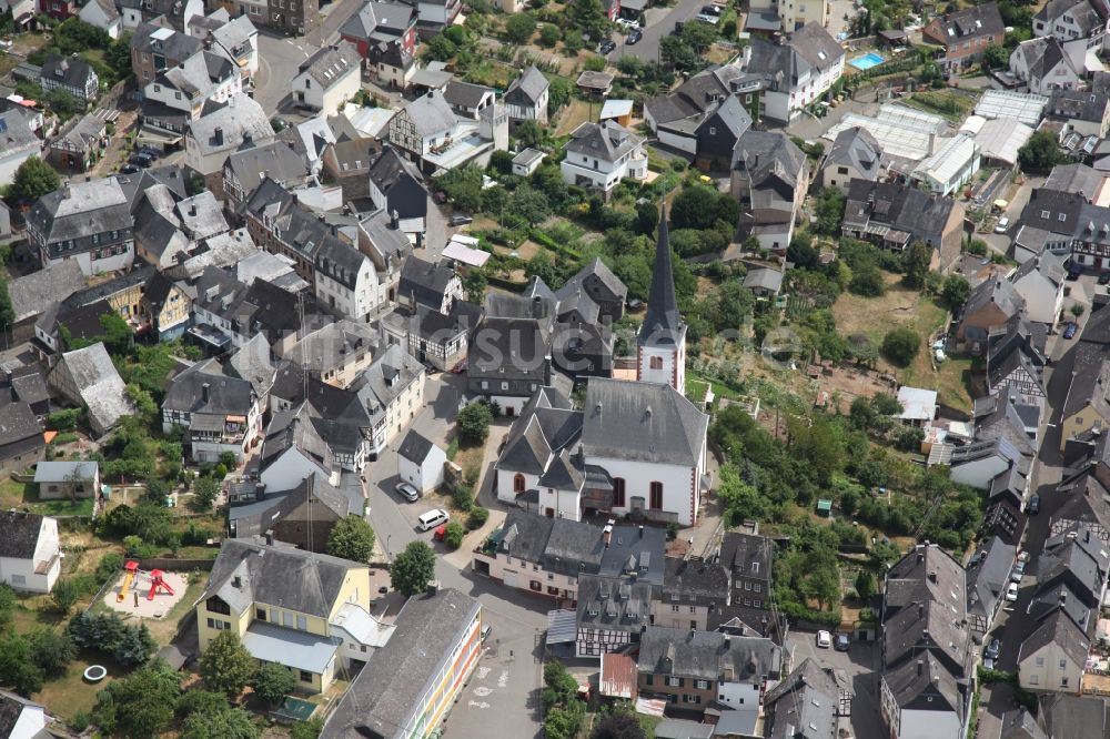 Luftaufnahme Enkirch - Dorfkern an den Fluss- Uferbereichen der Mosel in Enkirch im Bundesland Rheinland-Pfalz, Deutschland