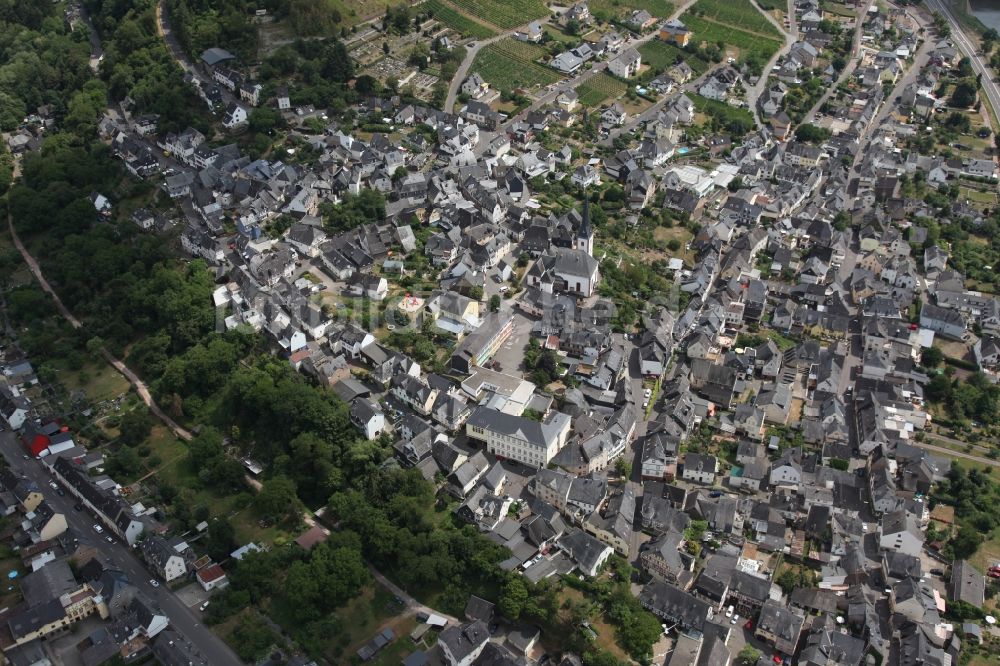 Enkirch von oben - Dorfkern an den Fluss- Uferbereichen der Mosel in Enkirch im Bundesland Rheinland-Pfalz, Deutschland