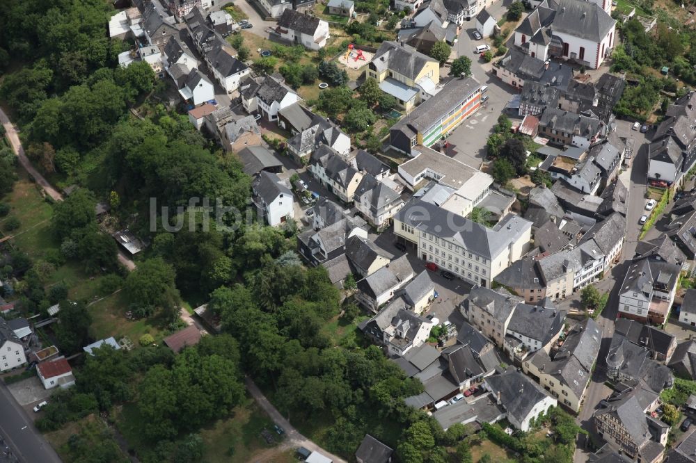 Enkirch aus der Vogelperspektive: Dorfkern an den Fluss- Uferbereichen der Mosel in Enkirch im Bundesland Rheinland-Pfalz, Deutschland