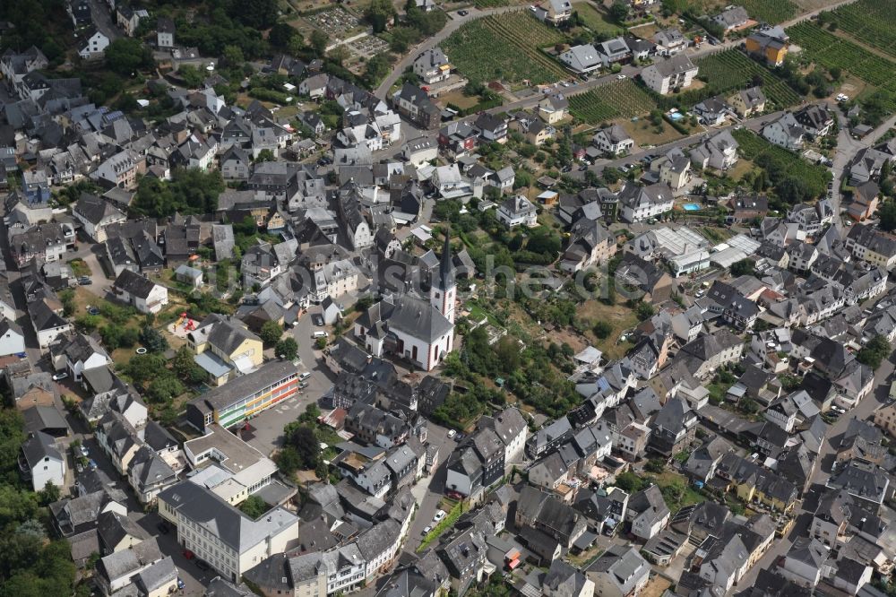 Luftaufnahme Enkirch - Dorfkern an den Fluss- Uferbereichen der Mosel in Enkirch im Bundesland Rheinland-Pfalz, Deutschland