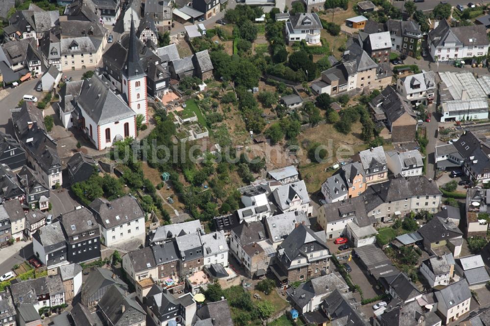 Enkirch von oben - Dorfkern an den Fluss- Uferbereichen der Mosel in Enkirch im Bundesland Rheinland-Pfalz, Deutschland