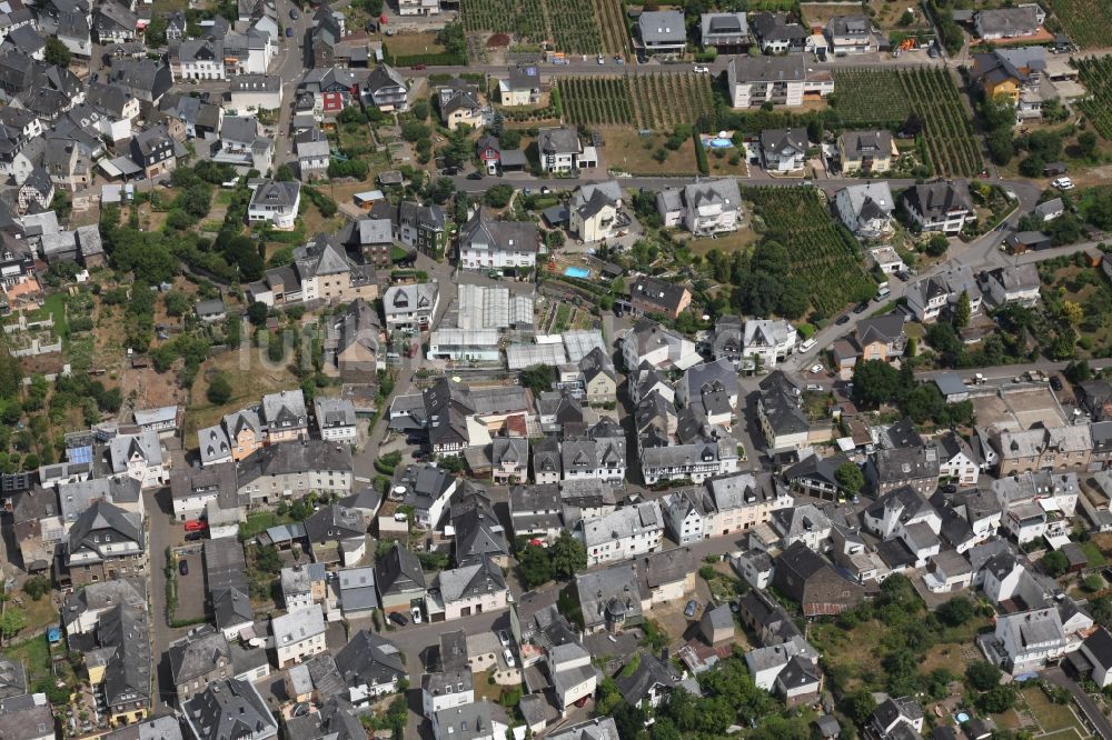 Luftbild Enkirch - Dorfkern an den Fluss- Uferbereichen der Mosel in Enkirch im Bundesland Rheinland-Pfalz, Deutschland