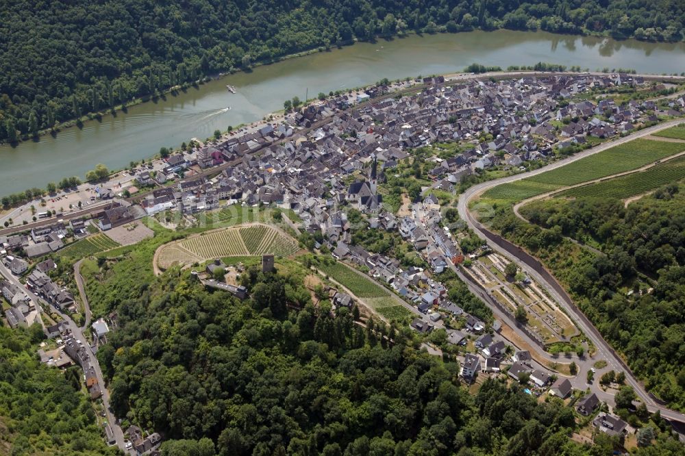 Luftaufnahme Klotten - Dorfkern an den Fluss- Uferbereichen der Mosel in Klotten im Bundesland Rheinland-Pfalz, Deutschland