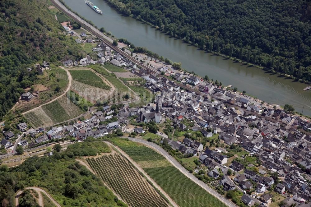 Klotten aus der Vogelperspektive: Dorfkern an den Fluss- Uferbereichen der Mosel in Klotten im Bundesland Rheinland-Pfalz, Deutschland