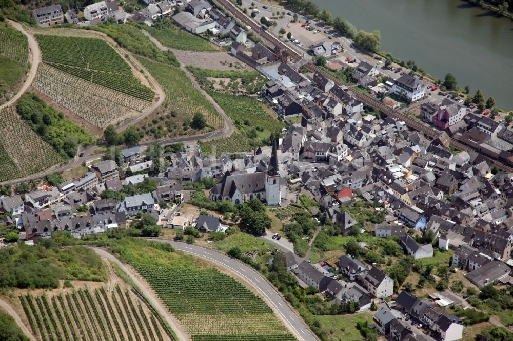 Luftbild Klotten - Dorfkern an den Fluss- Uferbereichen der Mosel in Klotten im Bundesland Rheinland-Pfalz, Deutschland