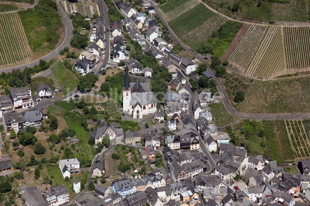 Klotten von oben - Dorfkern an den Fluss- Uferbereichen der Mosel in Klotten im Bundesland Rheinland-Pfalz, Deutschland