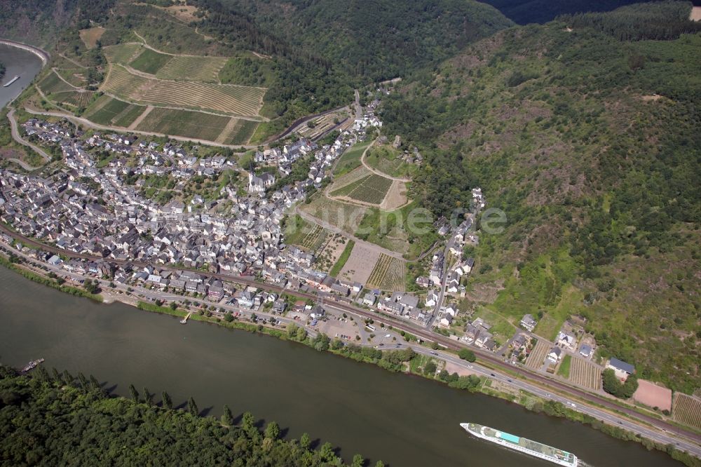 Luftbild Klotten - Dorfkern an den Fluss- Uferbereichen der Mosel in Klotten im Bundesland Rheinland-Pfalz, Deutschland