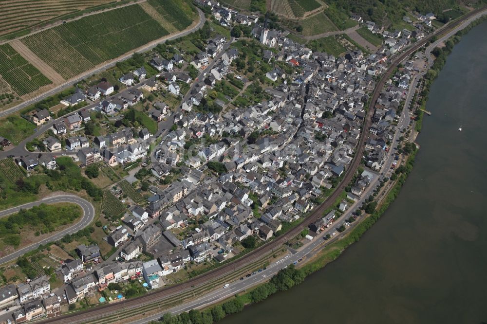 Luftaufnahme Klotten - Dorfkern an den Fluss- Uferbereichen der Mosel in Klotten im Bundesland Rheinland-Pfalz, Deutschland