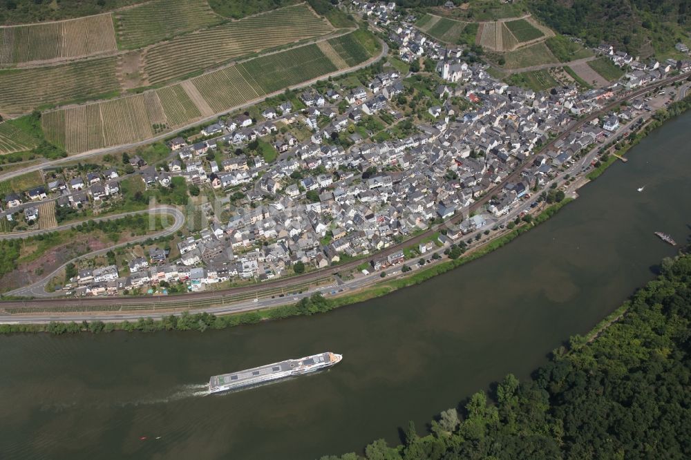 Luftbild Klotten - Dorfkern an den Fluss- Uferbereichen der Mosel in Klotten im Bundesland Rheinland-Pfalz, Deutschland