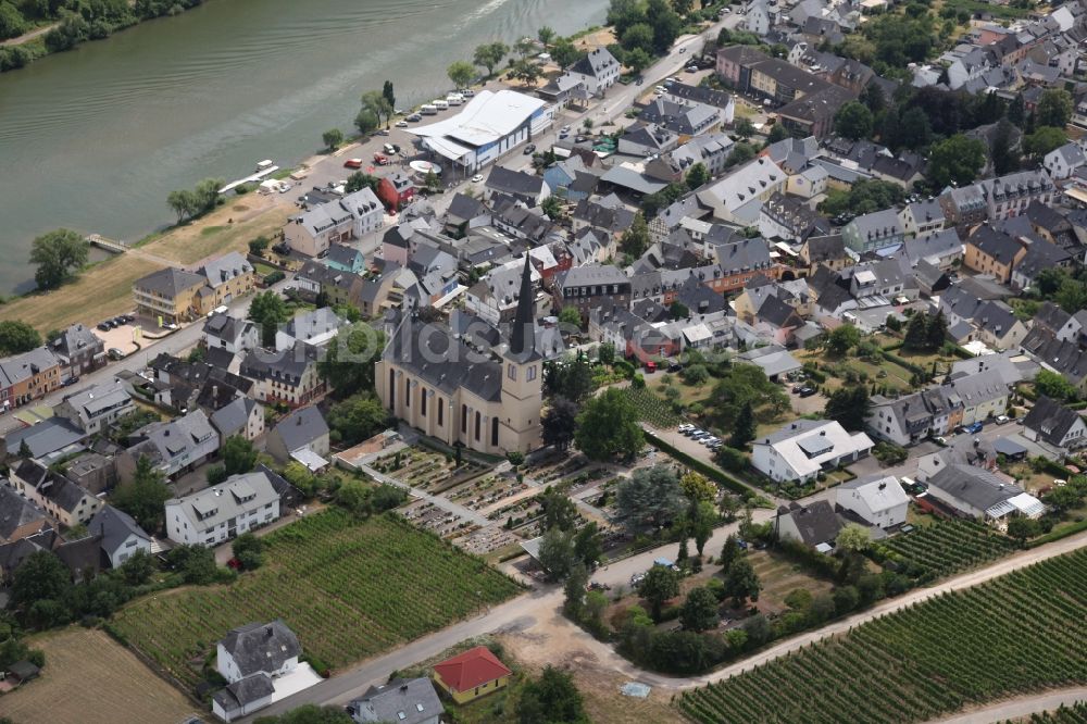 Luftaufnahme Kröv - Dorfkern an den Fluss- Uferbereichen der Mosel in Kröv im Bundesland Rheinland-Pfalz, Deutschland