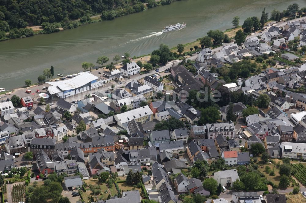 Kröv von oben - Dorfkern an den Fluss- Uferbereichen der Mosel in Kröv im Bundesland Rheinland-Pfalz, Deutschland