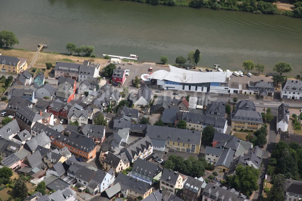 Kröv aus der Vogelperspektive: Dorfkern an den Fluss- Uferbereichen der Mosel in Kröv im Bundesland Rheinland-Pfalz, Deutschland