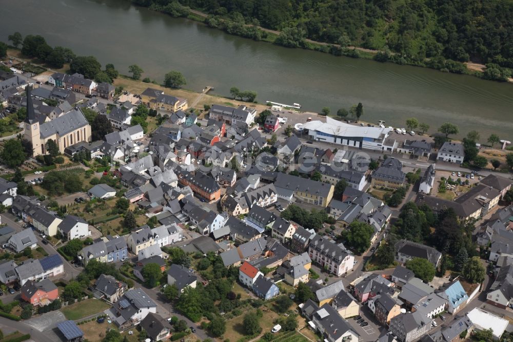 Luftbild Kröv - Dorfkern an den Fluss- Uferbereichen der Mosel in Kröv im Bundesland Rheinland-Pfalz, Deutschland