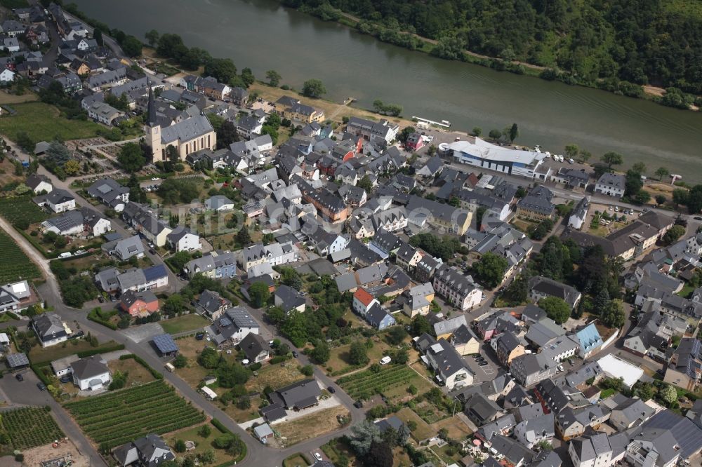 Luftaufnahme Kröv - Dorfkern an den Fluss- Uferbereichen der Mosel in Kröv im Bundesland Rheinland-Pfalz, Deutschland