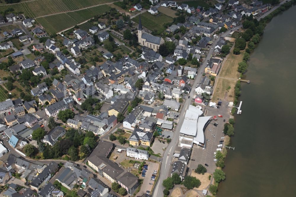 Luftbild Kröv - Dorfkern an den Fluss- Uferbereichen der Mosel in Kröv im Bundesland Rheinland-Pfalz, Deutschland