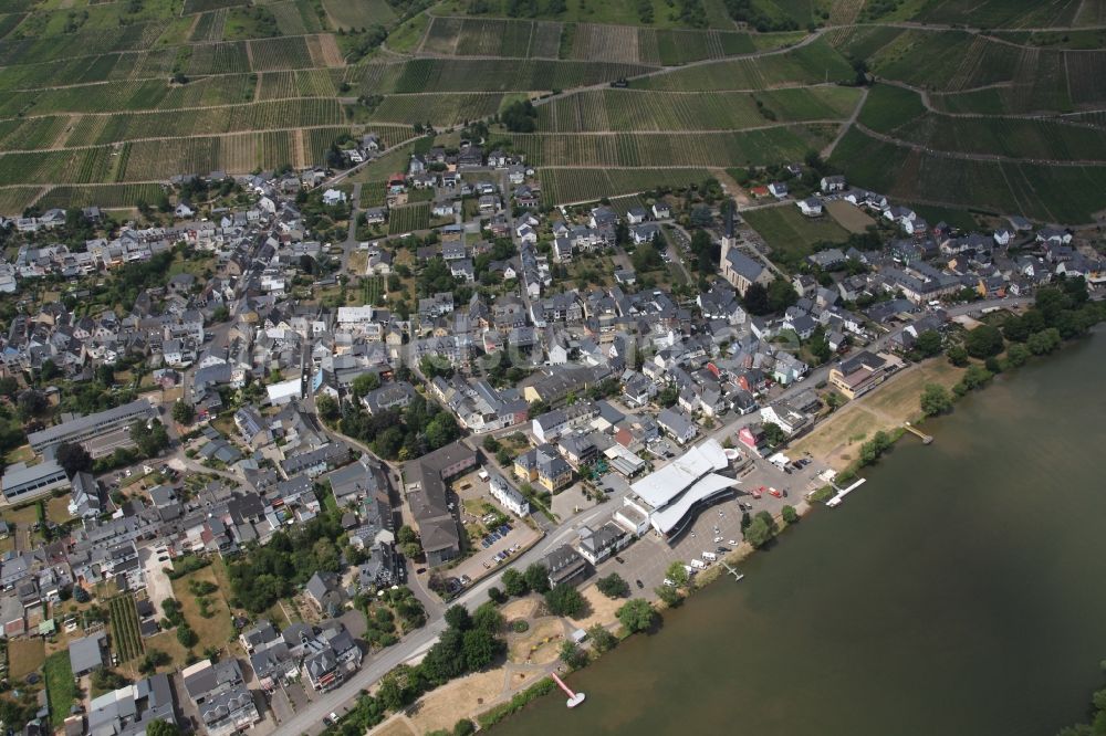 Luftaufnahme Kröv - Dorfkern an den Fluss- Uferbereichen der Mosel in Kröv im Bundesland Rheinland-Pfalz, Deutschland