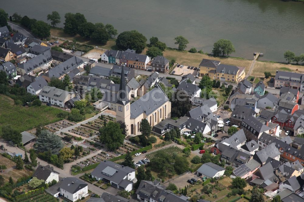 Kröv von oben - Dorfkern an den Fluss- Uferbereichen der Mosel in Kröv im Bundesland Rheinland-Pfalz, Deutschland