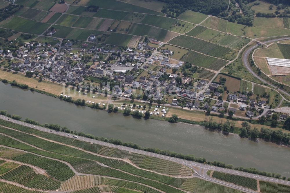 Luftaufnahme Lösnich - Dorfkern an den Fluss- Uferbereichen der Mosel in Lösnich im Bundesland Rheinland-Pfalz, Deutschland