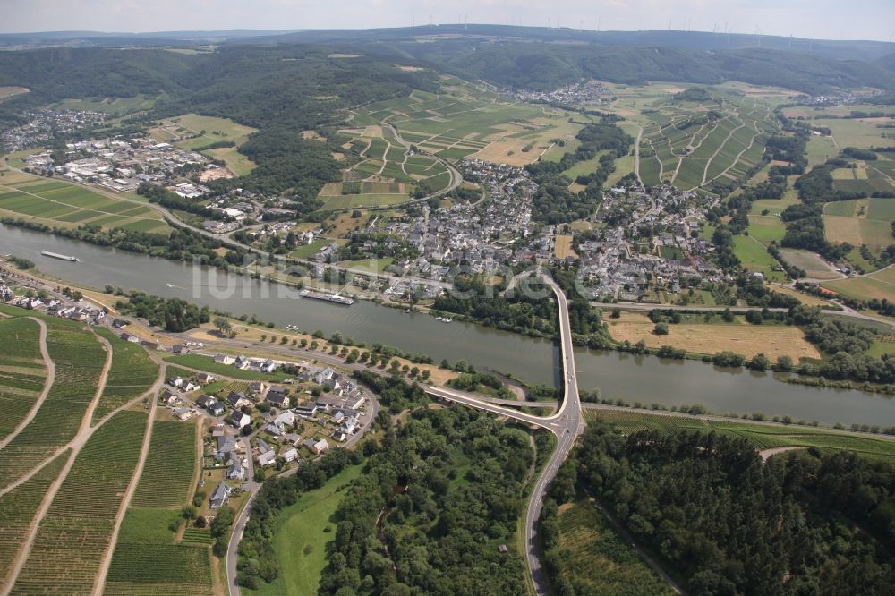 Luftbild Mülheim (Mosel) - Dorfkern an den Fluss- Uferbereichen der Mosel in Mülheim (Mosel) im Bundesland Rheinland-Pfalz, Deutschland