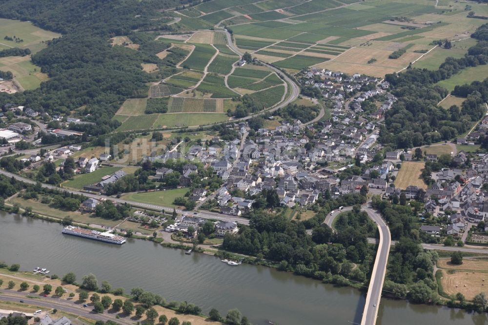 Luftaufnahme Mülheim (Mosel) - Dorfkern an den Fluss- Uferbereichen der Mosel in Mülheim (Mosel) im Bundesland Rheinland-Pfalz, Deutschland