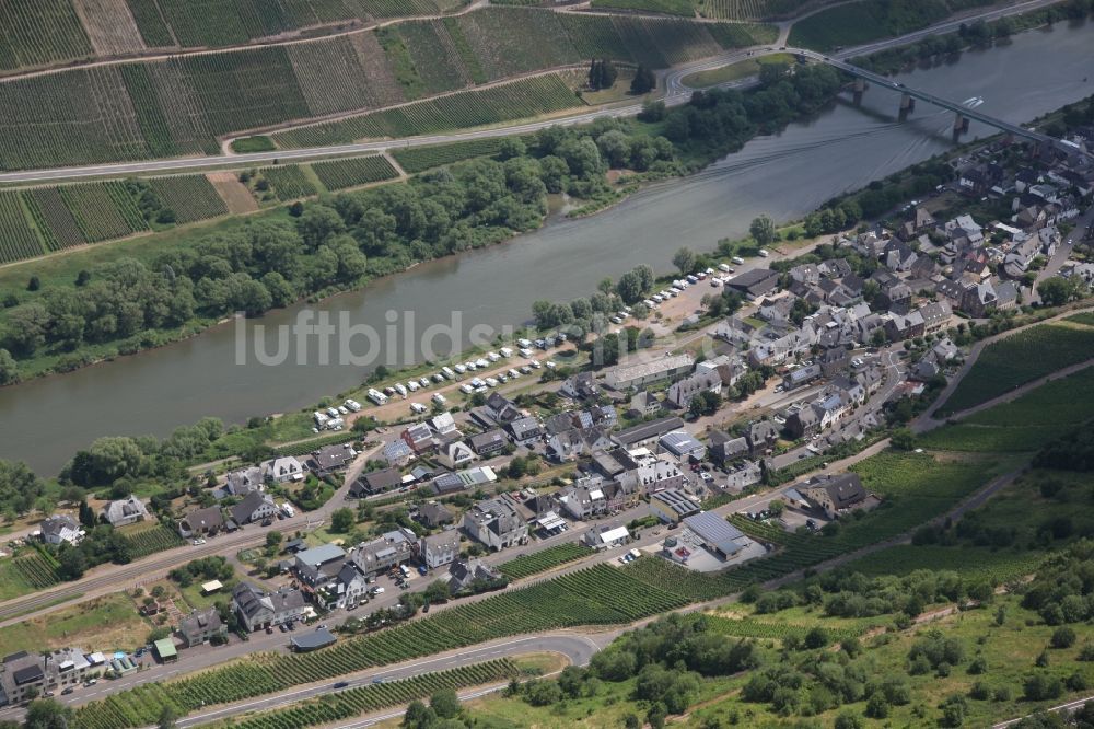 Luftbild Reil - Dorfkern an den Fluss- Uferbereichen der Mosel in Reil im Bundesland Rheinland-Pfalz, Deutschland