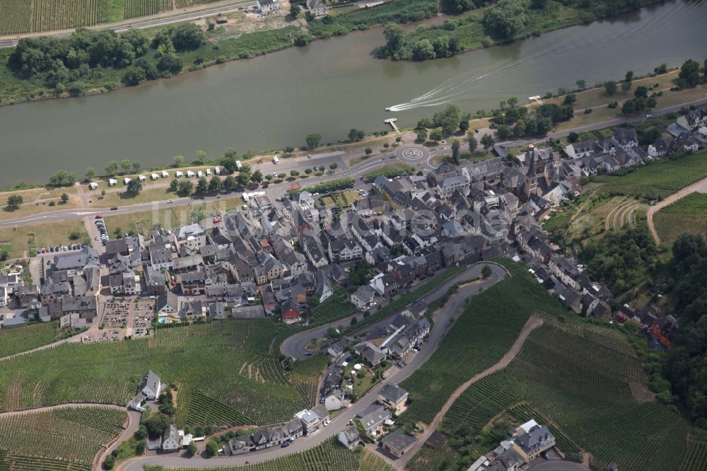 Luftbild Ürzig - Dorfkern an den Fluss- Uferbereichen der Mosel in Ürzig im Bundesland Rheinland-Pfalz, Deutschland