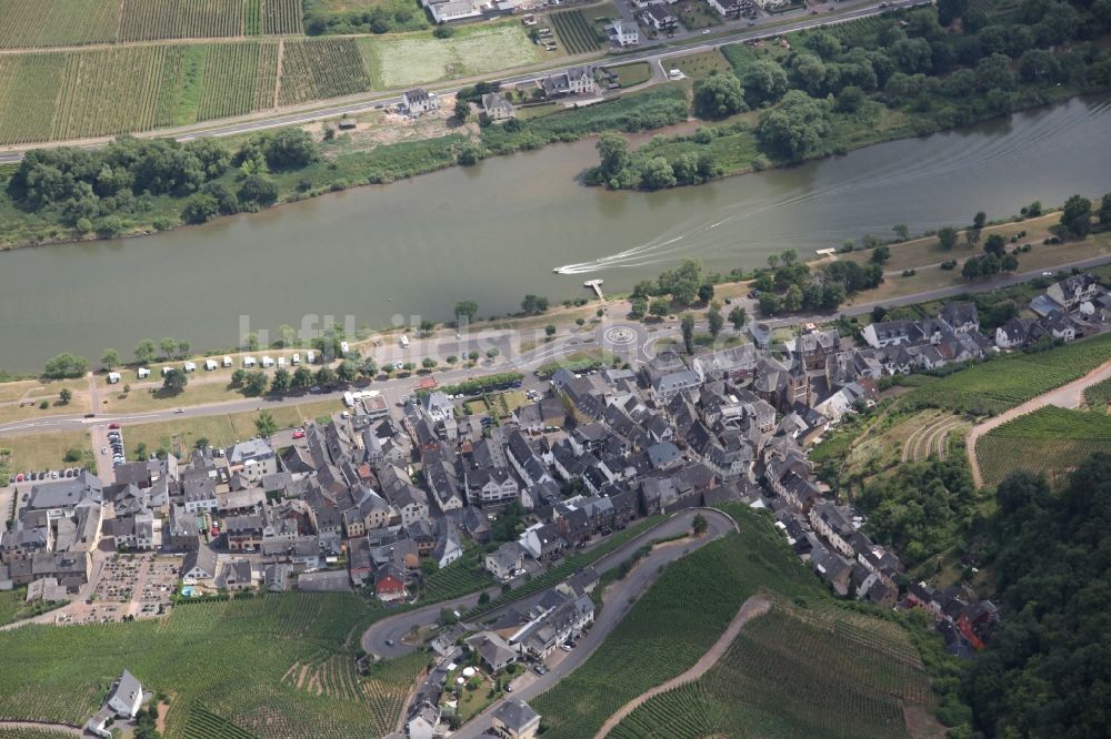 Luftaufnahme Ürzig - Dorfkern an den Fluss- Uferbereichen der Mosel in Ürzig im Bundesland Rheinland-Pfalz, Deutschland