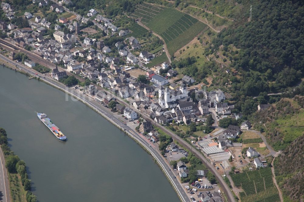 Luftaufnahme Treis-Karden - Dorfkern an den Fluss- Uferbereichen der Mosel in Treis-Karden im Bundesland Rheinland-Pfalz, Deutschland