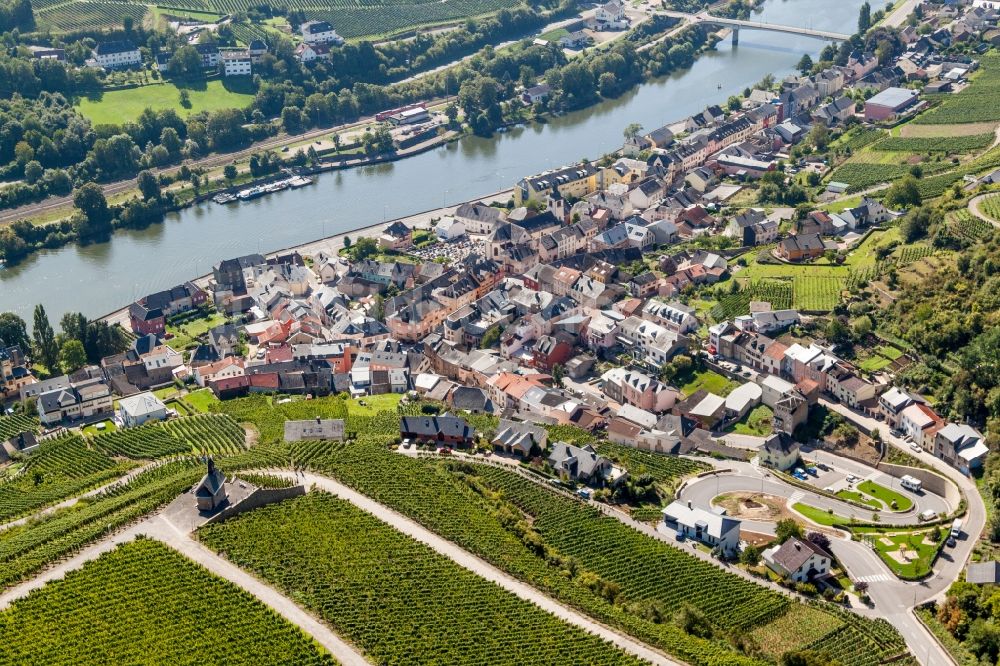 Luftaufnahme Wormeldange - Dorfkern an den Fluss- Uferbereichen der Mosel in Wormeldange in Grevenmacher, Luxemburg