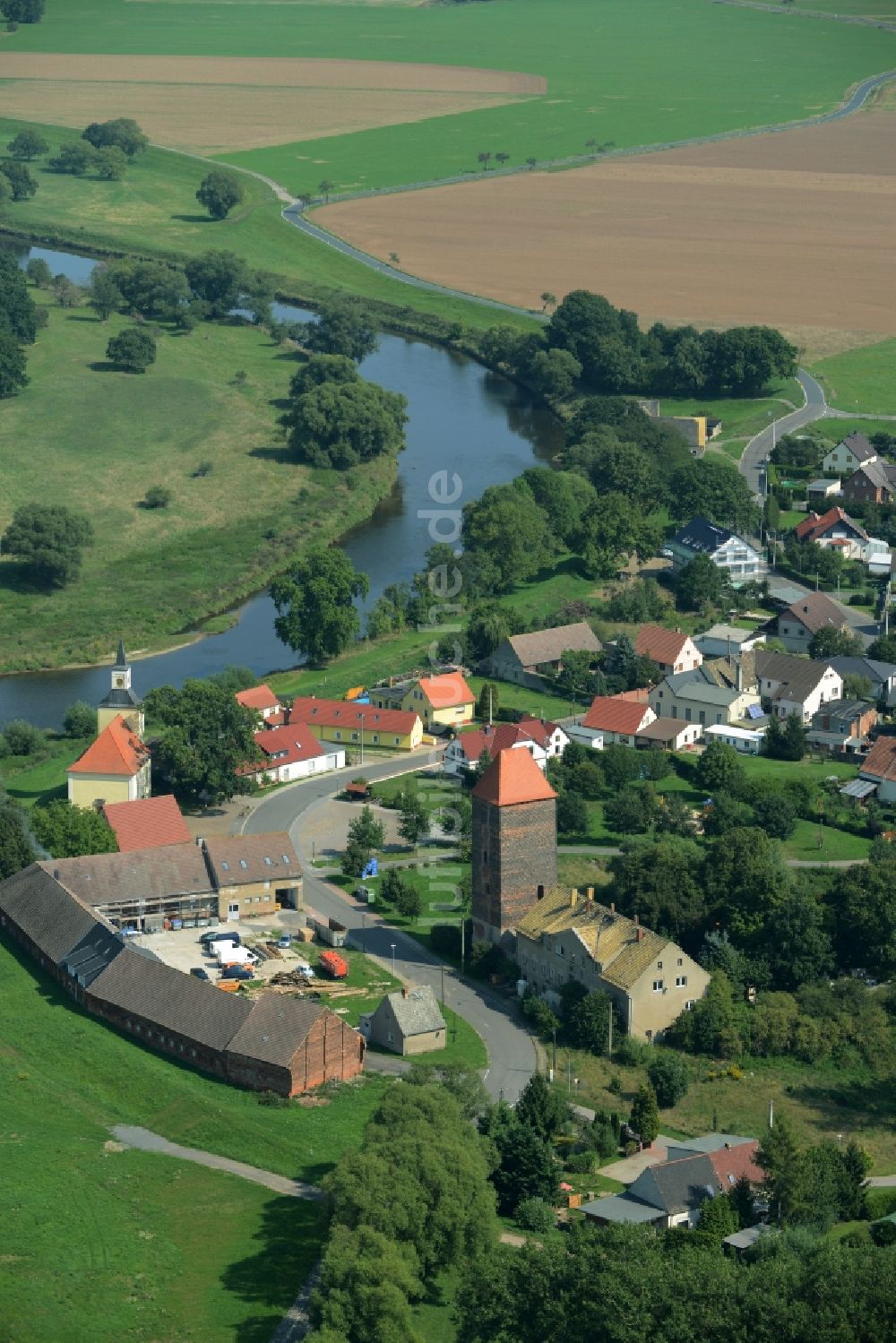 Gruna aus der Vogelperspektive: Dorfkern an den Fluss- Uferbereichen der Mulde in Gruna im Bundesland Sachsen