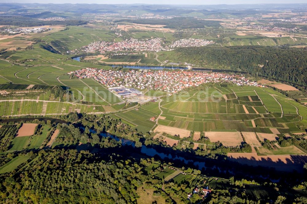 Luftbild Hessigheim - Dorfkern an den Fluss- Uferbereichen des Neckar in Hessigheim im Bundesland Baden-Württemberg, Deutschland