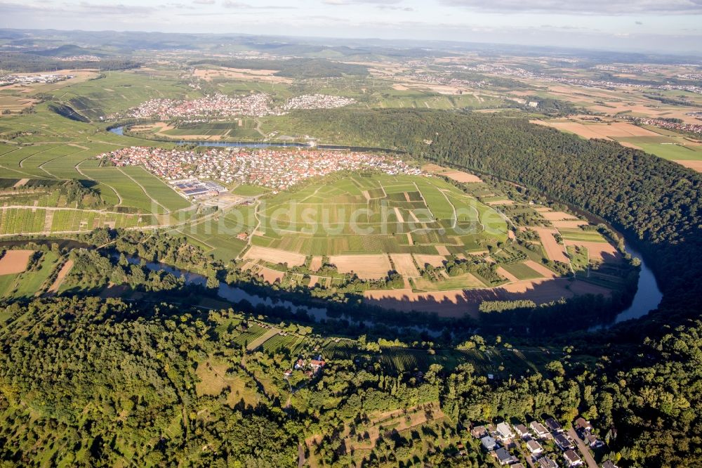 Luftaufnahme Hessigheim - Dorfkern an den Fluss- Uferbereichen des Neckar in Hessigheim im Bundesland Baden-Württemberg, Deutschland