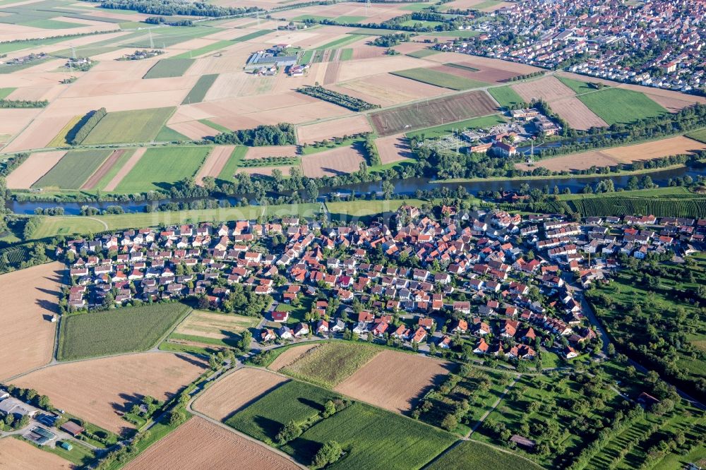 Ingersheim aus der Vogelperspektive: Dorfkern an den Fluss- Uferbereichen des Neckar im Ortsteil Kleiningersheim in Ingersheim im Bundesland Baden-Württemberg, Deutschland