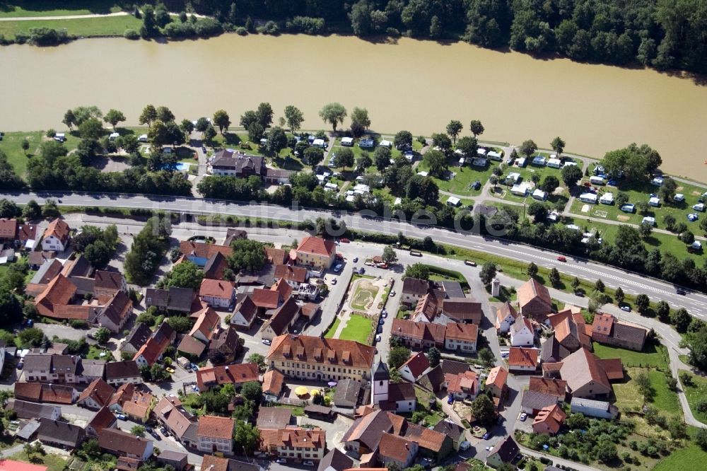 Binau aus der Vogelperspektive: Dorfkern an den Fluss- Uferbereichen Neckar im Ortsteil Mörtelstein in Binau im Bundesland Baden-Württemberg