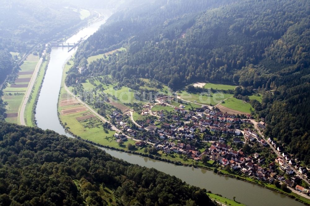 Luftbild Eberbach - Dorfkern an den Fluss- Uferbereichen des Neckar im Ortsteil Rockenau in Eberbach im Bundesland Baden-Württemberg