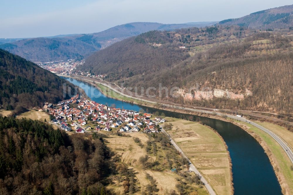 Luftaufnahme Eberbach - Dorfkern an den Fluss- Uferbereichen des Neckar im Ortsteil Rockenau in Eberbach im Bundesland Baden-Württemberg, Deutschland