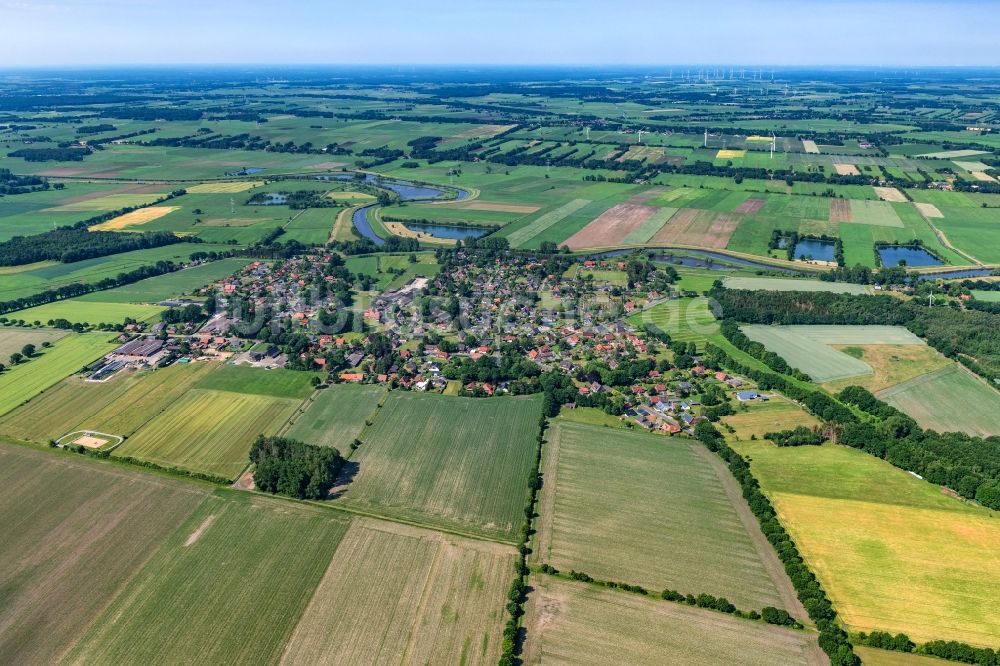 Luftaufnahme Estorf - Dorfkern an den Fluss- Uferbereichen der Oste in Gräpel im Bundesland Niedersachsen, Deutschland