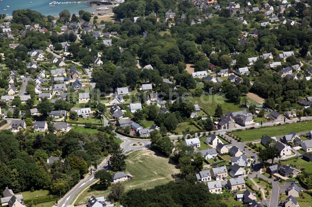 Luftbild Le Minihic-sur-Rance - Dorfkern an den Fluss- Uferbereichen der Rance in Le Minihic-sur-Rance in Bretagne, Frankreich