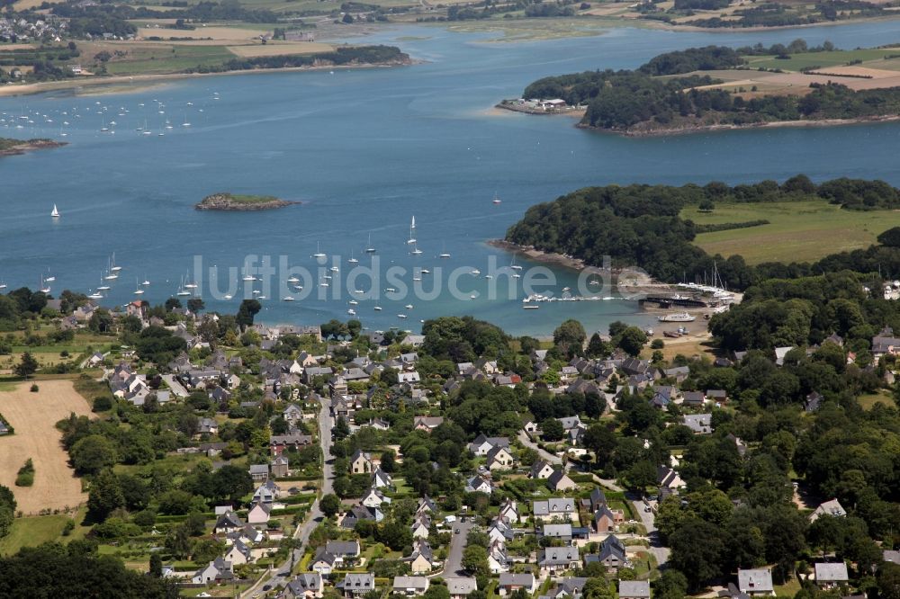 Luftbild Le Minihic-sur-Rance - Dorfkern an den Fluss- Uferbereichen der Rance in Le Minihic-sur-Rance in Bretagne, Frankreich