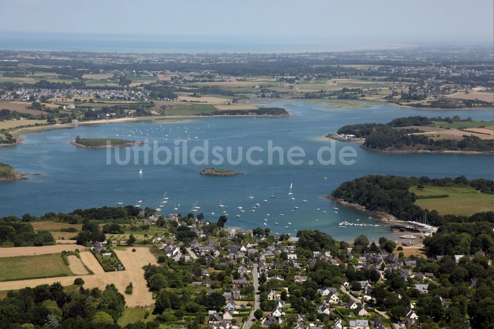 Luftaufnahme Le Minihic-sur-Rance - Dorfkern an den Fluss- Uferbereichen der Rance in Le Minihic-sur-Rance in Bretagne, Frankreich