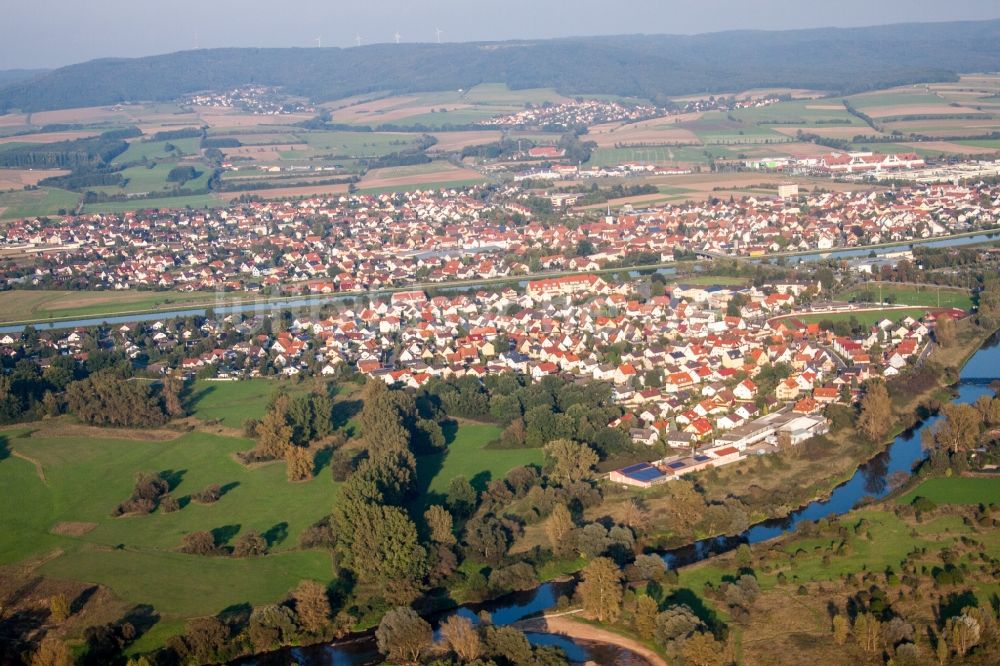 Hirschaid von oben - Dorfkern an den Fluss- Uferbereichen der Regnitz im Ortsteil Sassanfahrt in Hirschaid im Bundesland Bayern, Deutschland