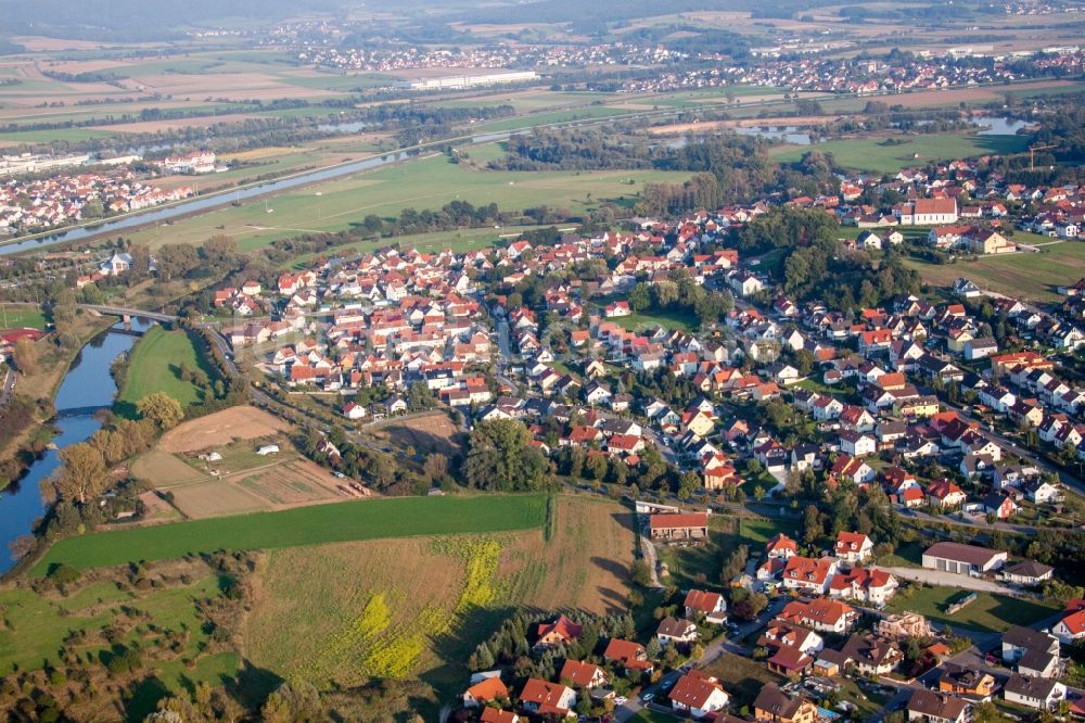 Hirschaid aus der Vogelperspektive: Dorfkern an den Fluss- Uferbereichen der Regnitz im Ortsteil Sassanfahrt in Hirschaid im Bundesland Bayern, Deutschland