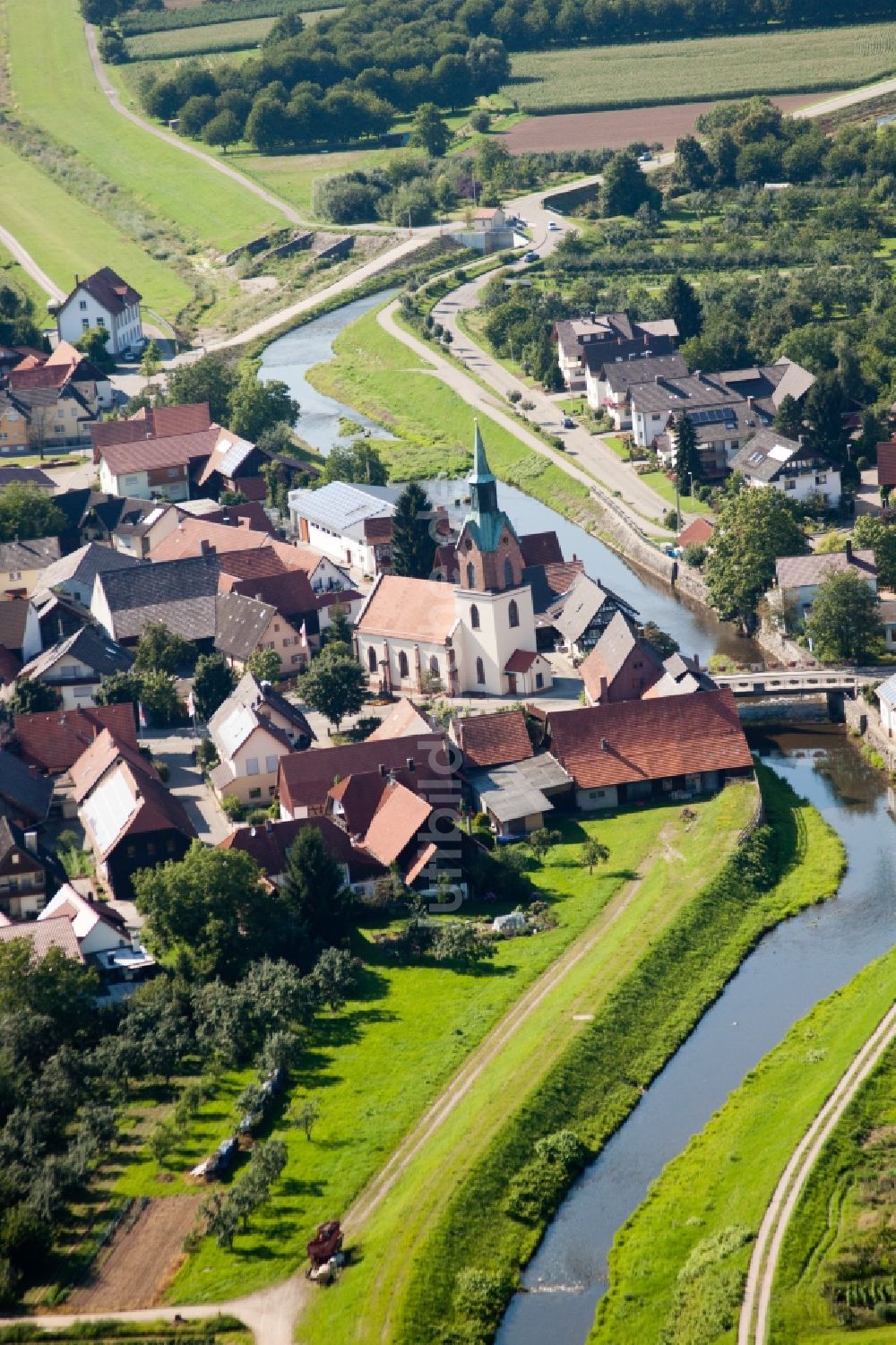 Luftaufnahme Renchen - Dorfkern an den Fluss- Uferbereichen der Rench im Ortsteil Erlach in Renchen im Bundesland Baden-Württemberg