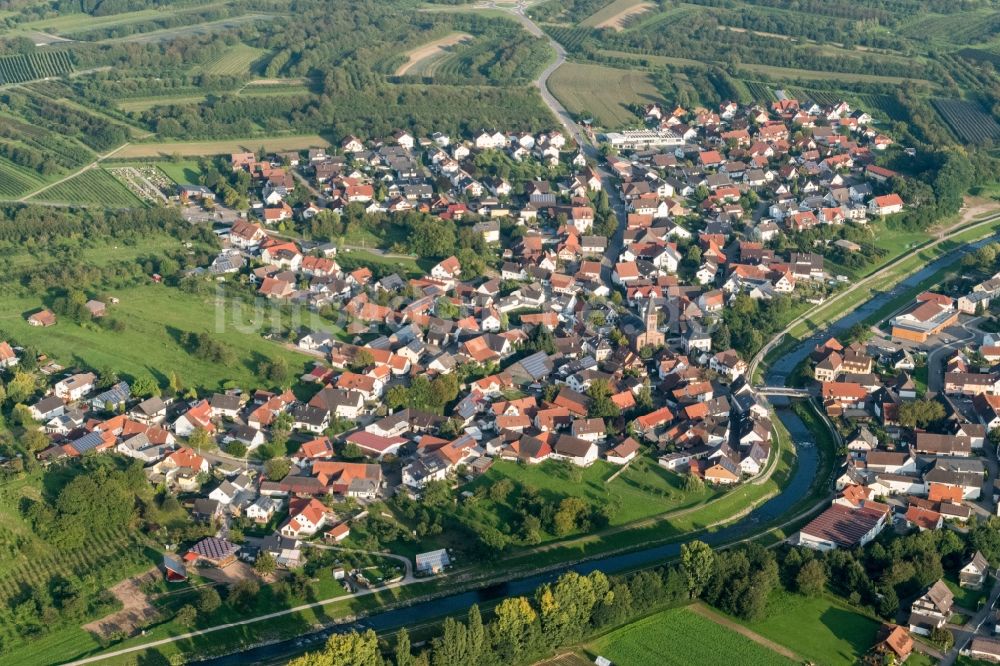 Luftaufnahme Oberkirch - Dorfkern an den Fluss- Uferbereichen der Rench im Ortsteil Stadelhofen in Oberkirch im Bundesland Baden-Württemberg, Deutschland